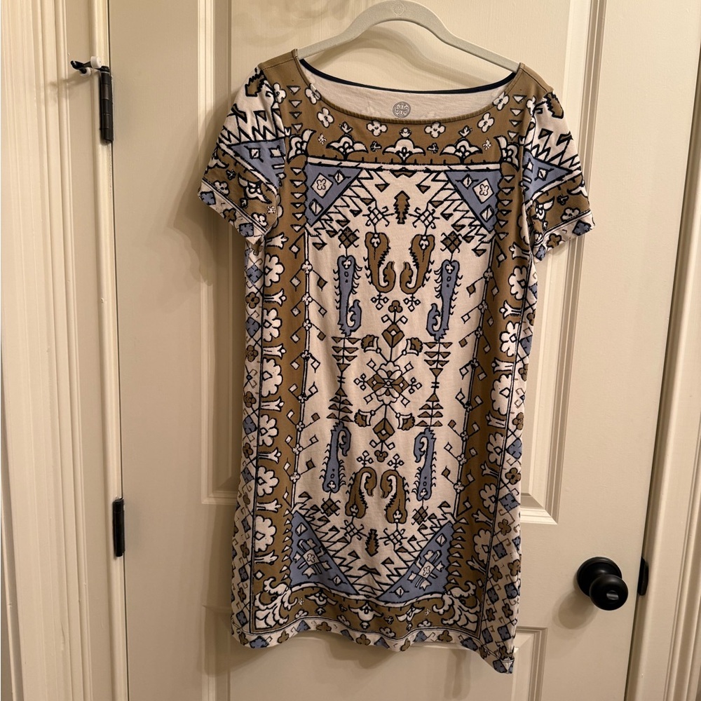 Short Sleeve Printed Shift Dress in Tan and White